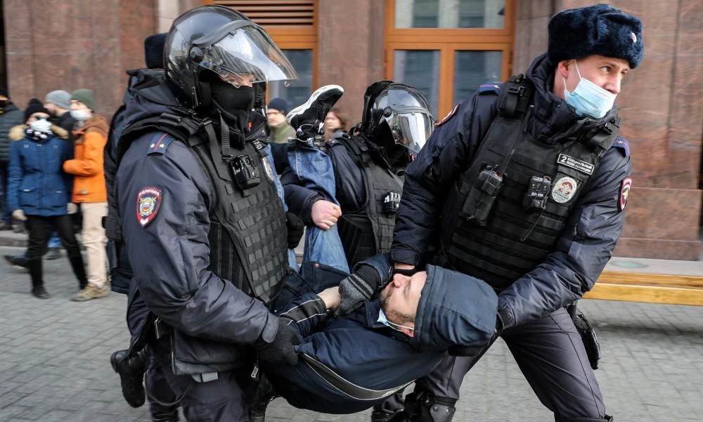 Οι Ρώσοι αστυνομικοί απαγορεύεται να πάνε διακοπές χωρίς σημειώσεις από τις ομιλίες του Πούτιν